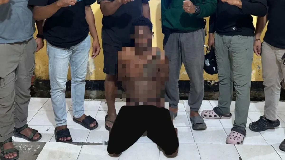 Pelaku kasus pencabulan (berlutut,red) yang berhasil diamankan &nbsp;Tim Babat Polres Mimika. (Foto: Istimewa).