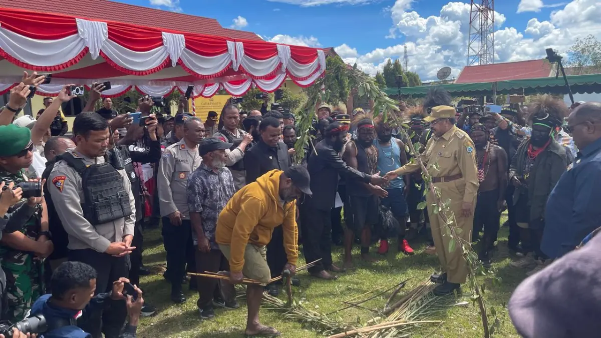 Ritual patah panah dalam penyelesaian konflik sosial antara Lanny Jaya dan Kurima yang dilakukan di halaman Mapolres Jayawijaya. Sabtu (23/5/2026). (Ceposonline.com/Deni Tonjau)