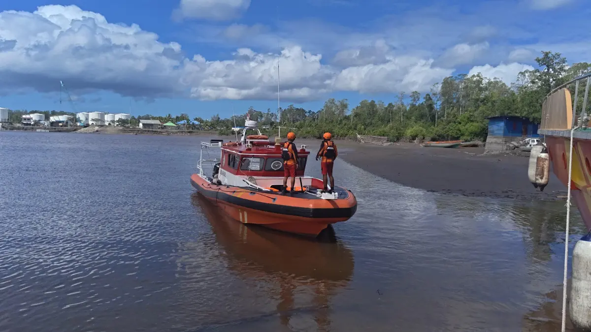 Tim SAR Gabungan saat melakukan operasi pencarian Edi, seorang pencari karaka yang diterkam buaya di Sungai Ninapu, Kampung Otakwa, Mimika. (Ceposonline.com/ SAR Timika)