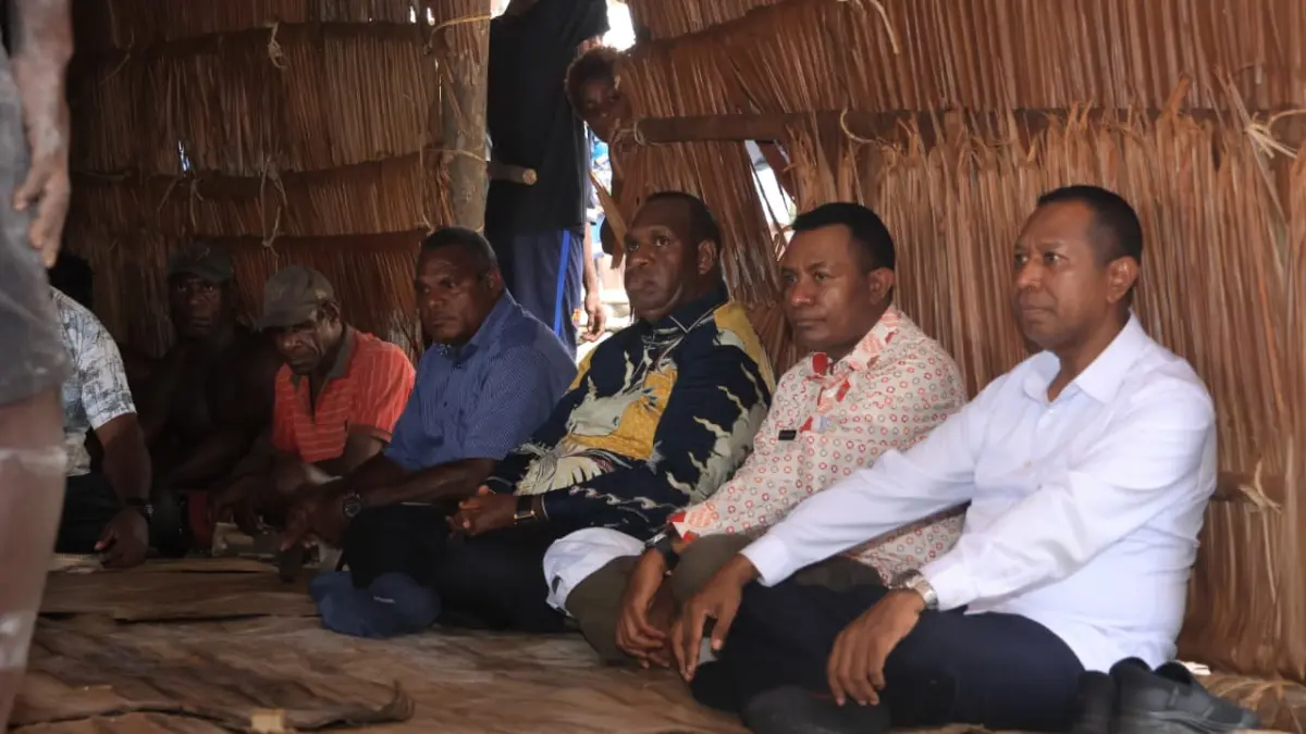 Gubernur Papua Selatan Apolo Safanpo dan bupati Asmat Thomas Eppe Safanpo bertatap muka dan berdialog dengan warga Kampung Syuru, Distrik Agats, Kabupaten Asmat, Sabtu (23/5/2026). (Biro Umum Papsel/Ceposonline.com)&nbsp; &nbsp;