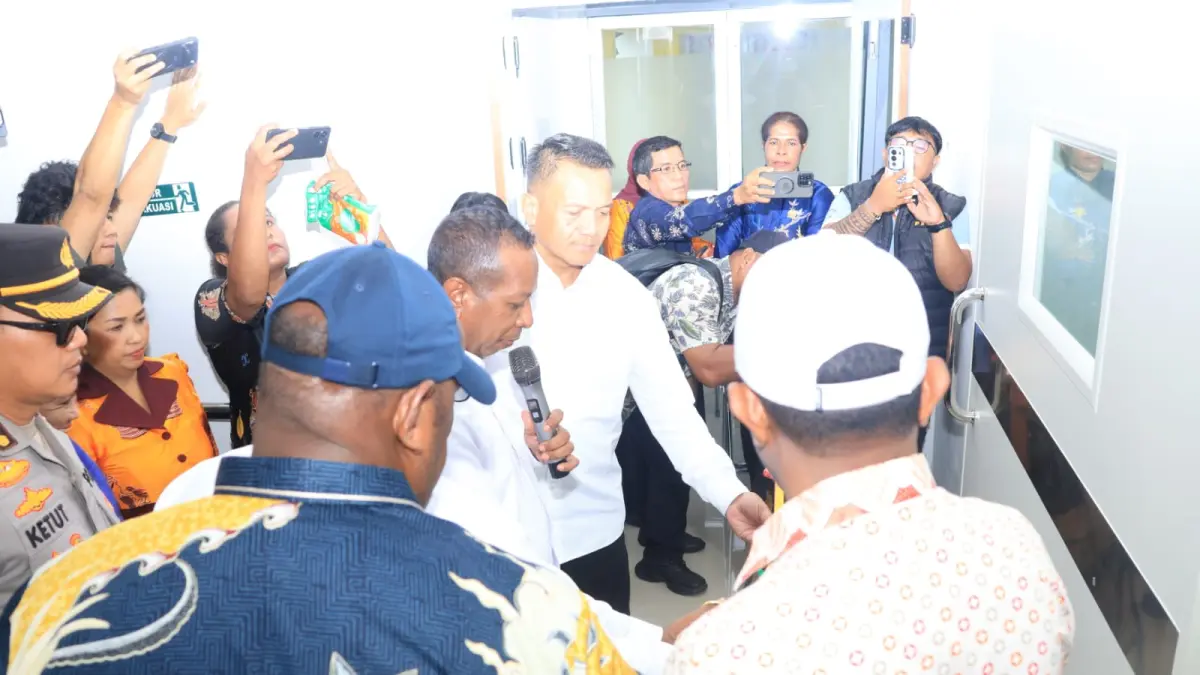 Gubernur Papua Selatan Apolo Safanpo saat meremikan ruang MOT RSUD Asmat dan serahkan bantuan emergency boat, Sabtu (23/5/2026) (Biro Umum Papsel/Cepos)&nbsp; &nbsp;&nbsp;