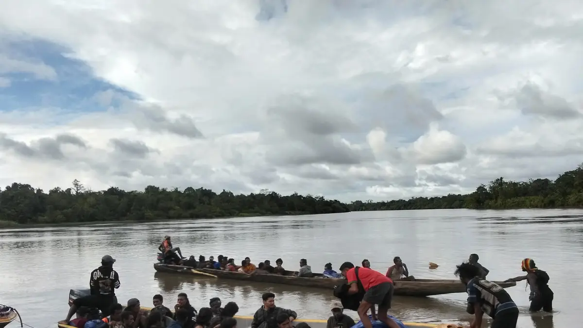 Aparat Gabungan TNI/Polri saat mengevakuasi pendulang emas korban serangan KKB ke Polres Boven Digoel, Minggu (24/5/2026)
&nbsp;(CEPOSONLINE.COM/HUMAS POLDA Papua)
&nbsp;