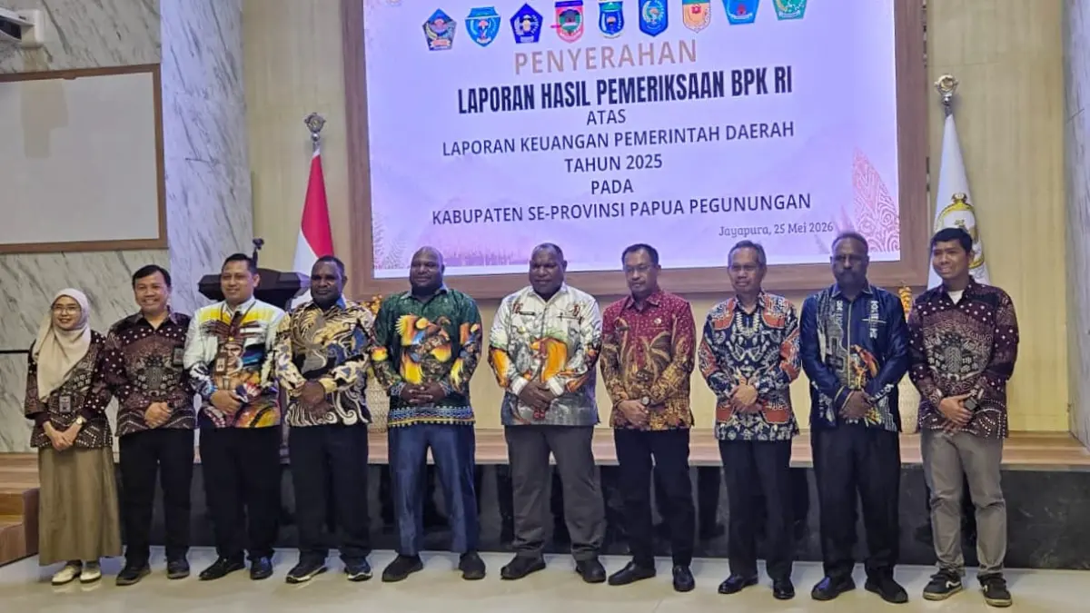 Bupati Jayawijaya, Atenius Murib (tengah) bersama tim berfoto bersama usai penyerahan LHP BPK di Kantor BPK Perwakilan Provinsi Papua Pegunungan di Jayapura, Senin, (25/5/2026)