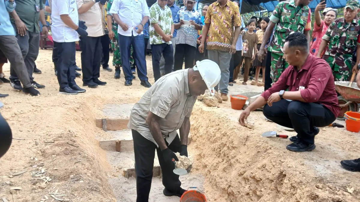 Gubernur Papua melakukan peletakan batu pertama pembangunan KMP, di Kampung Warsansan, Distrik Biak Utara, Sabtu (23/05/2026). (ceposonline.com/Fiktor Palembangan)
