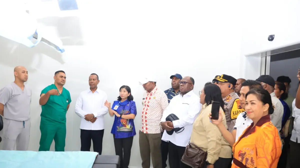Gubernur Papua Selatan Apolo Safanpo didampingi Bupati Asmat Thomas Eppe Safanpo saat di RSUD RSUD Perpetua J Safanpo Asmat, Sabtu (23/5/20226) &nbsp;
(Biro Umum Papsel/Ceposonline.com) &nbsp;
