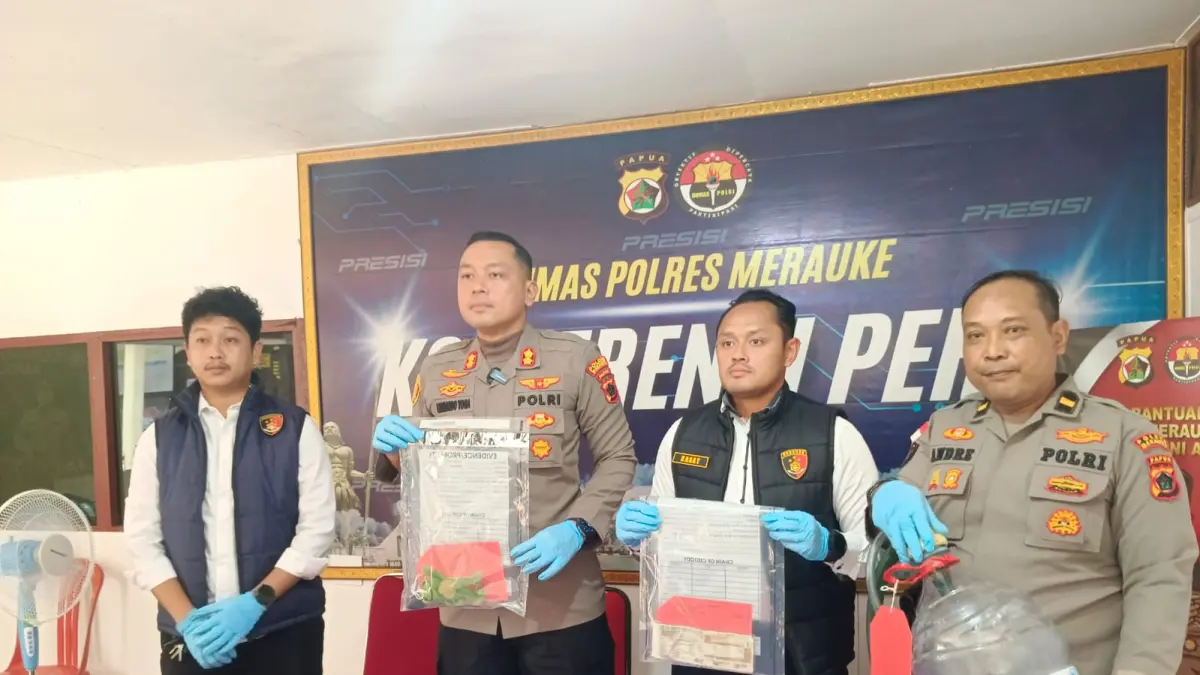 Kapolres Merauke saat menggelar konferensi pers terkait pengungkapan kasus pengetap BBM Subsidi jenis Pertalite, Senin (25/5/2026)&nbsp;
(Sulo/Ceposonline.com) &nbsp;&nbsp;