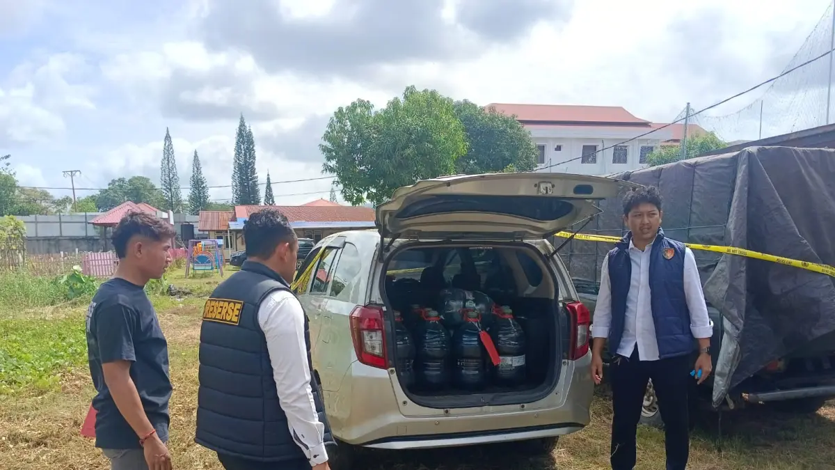 Kasat Reskrim AKP Anugrah Sari Darmawan, dan Ps Kasi Humas Ipda Andre MBS dan KBO Reskrim Ipda Akbar menunjukkan barang bukti mobil dan BBM Bio Solar yang diamankan Polisi, Senin (25/5/2026). &nbsp;&nbsp;
(Sulo/Ceposonline.com)&nbsp;