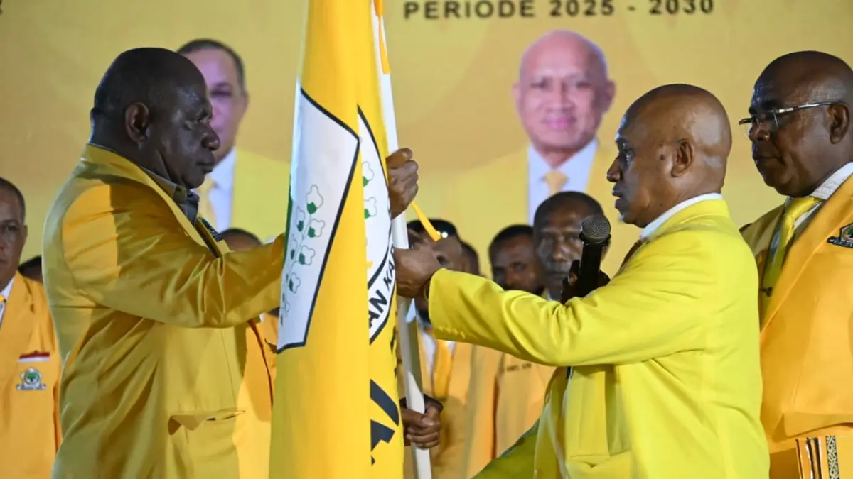 Ketua DPD I Golkar Provinsi Papua, Matius D. Fakhiri melantik Bupati Markus Octovianus Mansnembra, sebagai Ketua &nbsp;DPD II Partai Golkar Kabupaten Biak Numfor, di Asana Hotel Biak, Sabtu (23/05/2026) malam. &nbsp;(Ceposonline.com/Fiktor Palembangan)