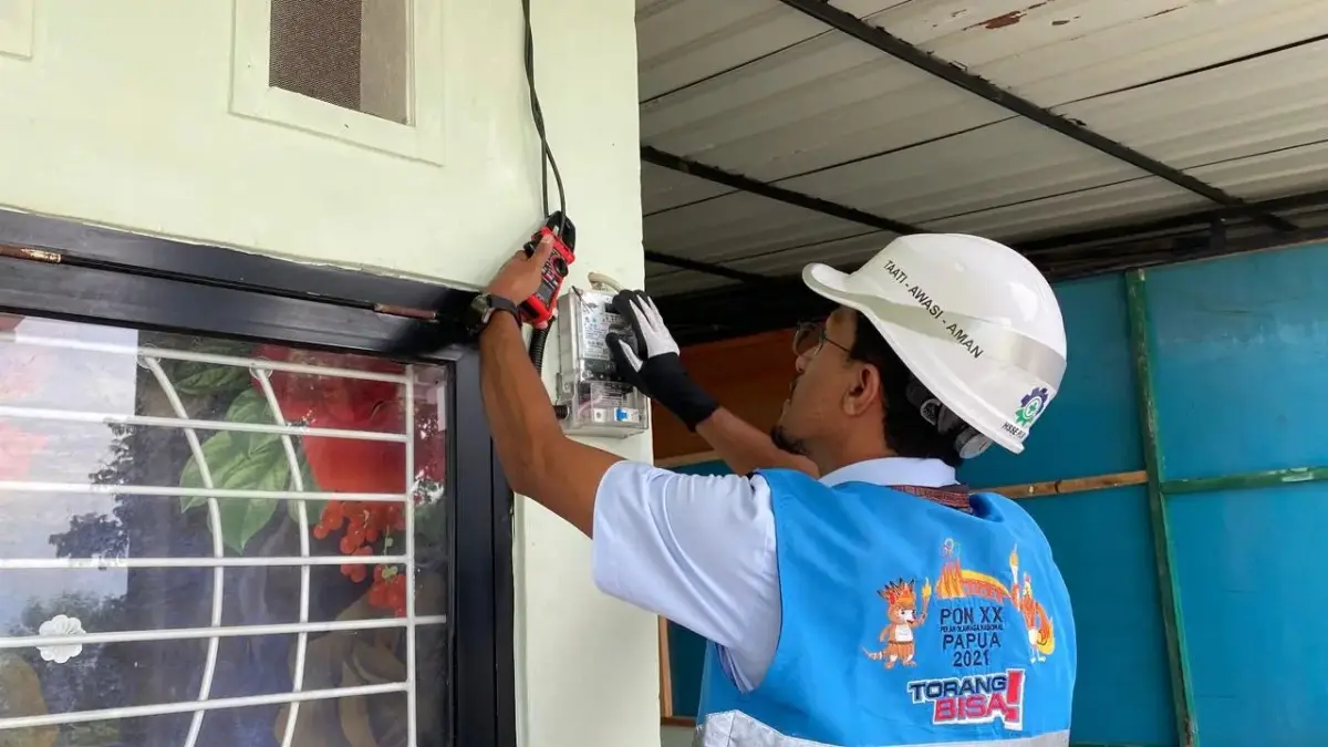 Petugas PLN mengecek meteran listrik pelanggan.&nbsp;
(Ceposonline.com/istimewa)