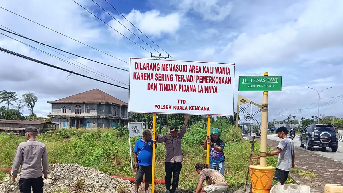 Polisi saat memasang papan larangan di pertigaan Jalan Tenas DWJ, Senin (25/5/2026). (Foto: Istimewa).