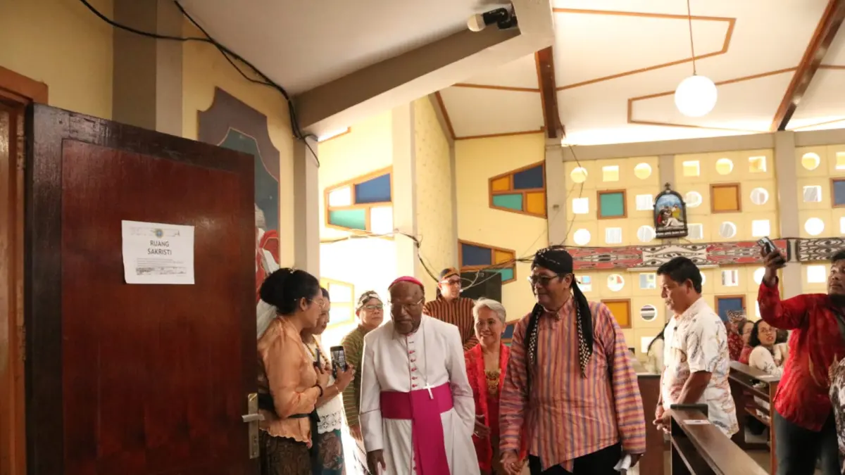 Uskup Jayapura Yanuarius Teofilus Matopai You , Pr saat menghadiri Perayaan Pentakosta 2026 yang digelar Paguyuban Jawa Katolik di Gereja Katolik Kristus Terang Dunia Waena (KTDW), Senin (25/5/2026).
(Ceposonline.com/Dok.Jakat Jayapura)
