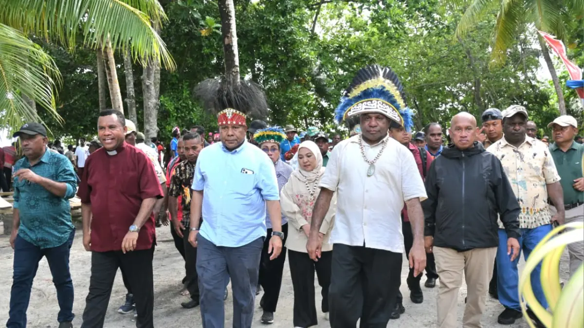 Gubernur Provinsi Papua Matius D. Fakhiri didampingi Wagub Aryoko Rumaropen dan Bupati Biak Numfor Markus O. Mansnembra saat tiba Pulau Pai, Distrik Kepulauan Aimando dalam acara Peletakan Batu Pertama Pembangunan Tugu Pendaratan Injil di Pulau Pai Imbeyomi, Distrik Kepulauan Padaido, Minggu (24/05/2026). (ceposonline.com/Fiktor Palembangan)