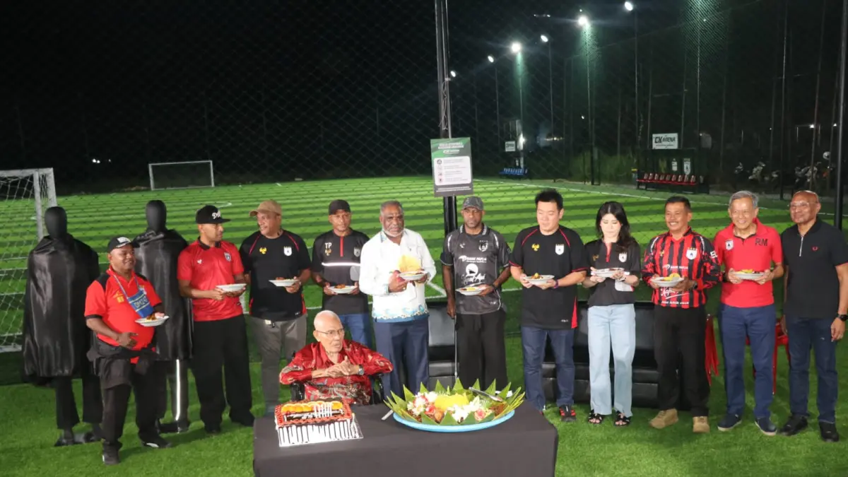 Abisai Rollo bersama Manajemen saat perayaan ulang tahun Persipura di Jayapura, Senin (25/5/2026) malam.