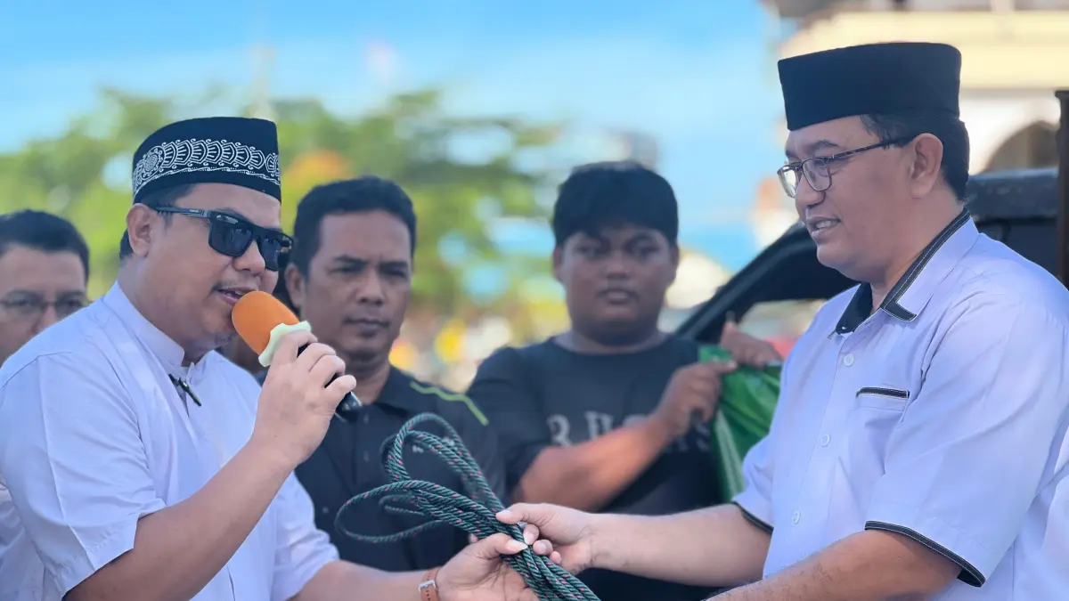 Gubernur Papua Selatan Apolo Safanpo diwakili &nbsp;Staf Ahli Gubernur Bidang Pemerintahan, Hukum, dan Politik, Agung Dwi Ariyanto menyerahkan belasan sapi qurban tersebut simbolis kepada Ketua PKM Raya Al-Aqsha Merauke, Selasa (26/5/2026).