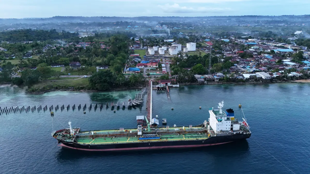Pertamina Patra Niaga Regional Papua Maluku melakukan antisipasi dengan ekstra dropping penyaluran minyak tanah di beberapa provinsi di wilayah Papua dan Maluku sebanyak 450 ribu liter dan memastikan stok BBM serta LPG. Selasa (26/5/2026)

(Ceposonline.com/Pertamina Patra Niaga For Cepos)