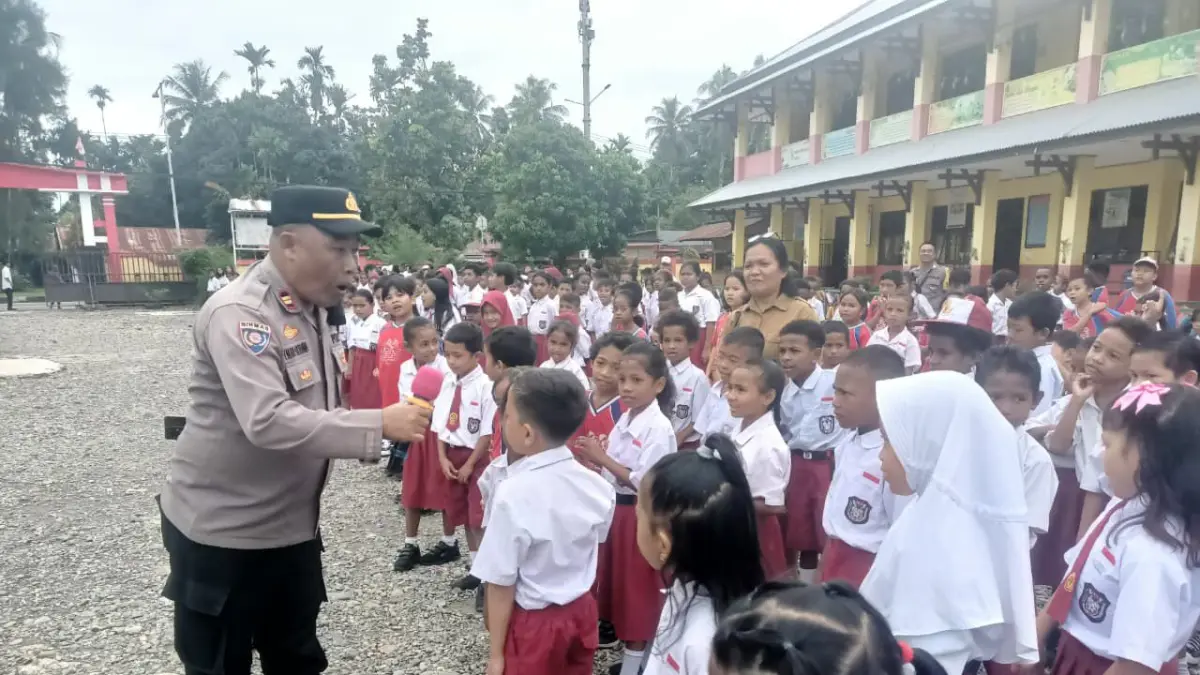 Kanit Binmas Iptu I Made Aribawa bersama Bhabinkamtibmas Bripka Herman memberikan edukasi kepada para siswa SD Negeri 4 Mimika, Selasa (26/05/26). (Foto: Istimewa).