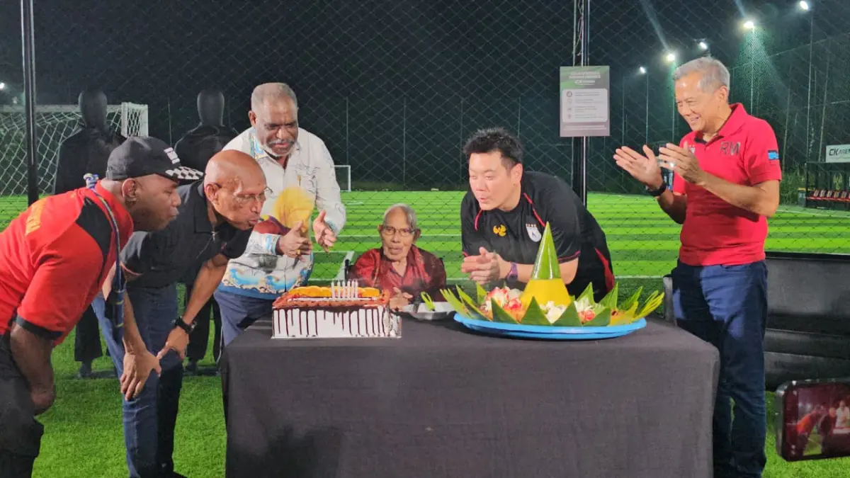Para petinggi Persipura bersama pendiri Persipura, Pdt.Mesach Koibor, S.Th diacara HUT ke-63 Persipura di Cendrawasih Karsa Store Hamadi, Senin (25/5/2026). (CEPOSONLINE.COM/HANS PALEN).