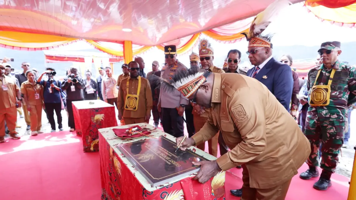 Gubernur dan Wakil Gubernur Papua Tengah saat menghadiri peresmian Guest House Elvis Tabuni sekaligus melakukan peletakan batu pertama pembangunan Kantor Bupati dan DPRK Puncak di Distrik Gome, Kabupaten Puncak, Senin (25/5/2026). (CEPOSONLINE.COM/HUMAS PEMPROV)