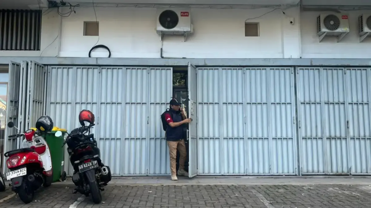 Ruko di kawasan Solo Baru, Sukoharjo jadi markas sindikat penipuan online, digerebek jajaran Polda Jateng.&nbsp;
(Ceposonline.com/M. IHSAN/RADAR SOLO)