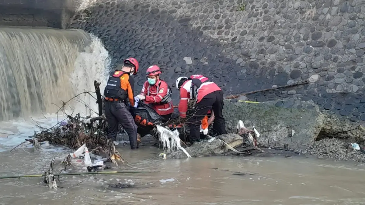 Tim SAR gabungan evakuasi remaja yang tenggelam di Sungai Laes, Pemalang, Senin (25/5/2026).
(Ceposonline.com/Dok.SAR Semarang)