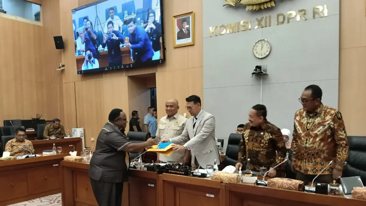 Wakil Ketua IV DPR Papua Tengah, John NR Gobai saat menyerahkan aspirasi di gedung DPR RI di Jakarta. (CEPOSONLINE.COM/John Gobai For Cepos)&nbsp;