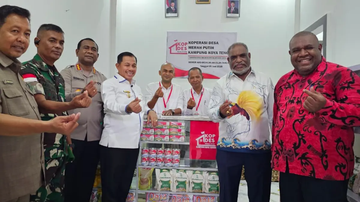 Wali Kota Jayapura, Abisai Rollo bersama Wakil Wali Kota, Rustan Saru saat melihat langsung fasilitas Koperasi Merah Putih Kampung Koya Tengah usai peresmian, Senin (25/5/2026). (CEPOSONLINE.COM/HANS PALEN).