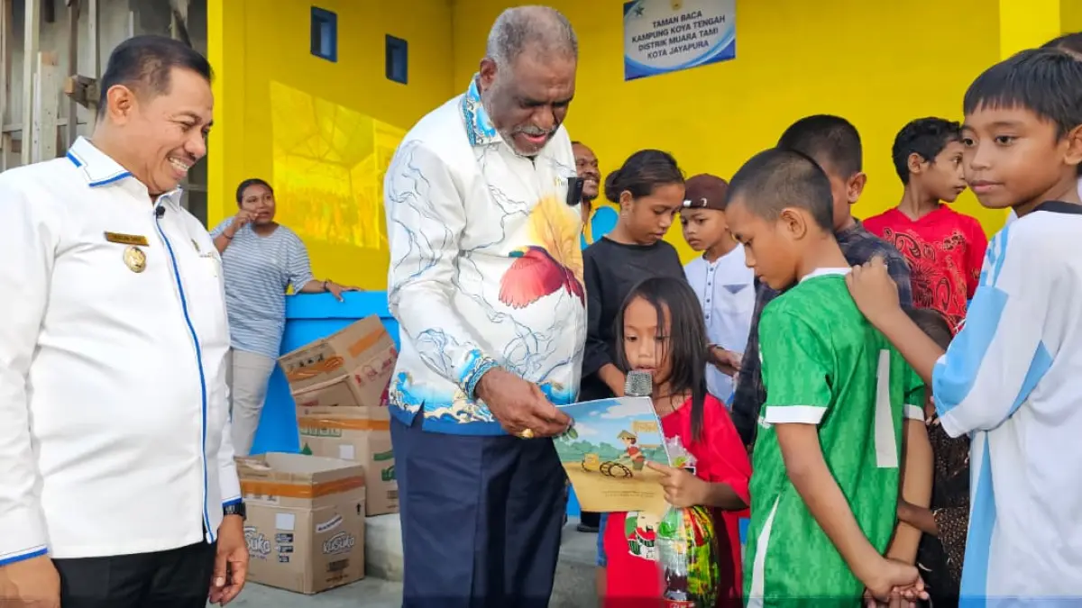 Wali Kota Jayapura, Abisai Rollo dan Wakil Wali Kota, Rustan Saru saat mendengar langsung demo membaca yang diperagakan anak-anak di Rumah Baca Rollo Grand, Senin (25/5/2026). (CEPOSONLINE.COM/HANS PALEN).