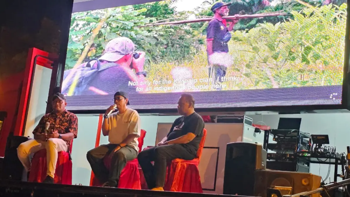 Diskusi menghadirkan wartawan senior Cenderawasih Pos, Abdel Gamel Naser dan praktisi hukum sekaligus Wakil Ketua DPD PDI Perjuangan Papua, Bahar Farawowan.