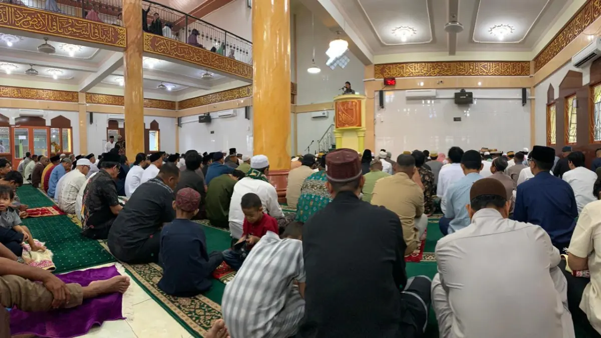 Jemaah sholat Iduladha mengikuti khotbah yang disampaikan oleh Khotib di Masjid Al-Mutazam usai melaksanakan ibadah sholat, Rabu (27/5/2026). (Foto: CEPOSONLINE.COM/MOH. WAHYU WELERUBUN).