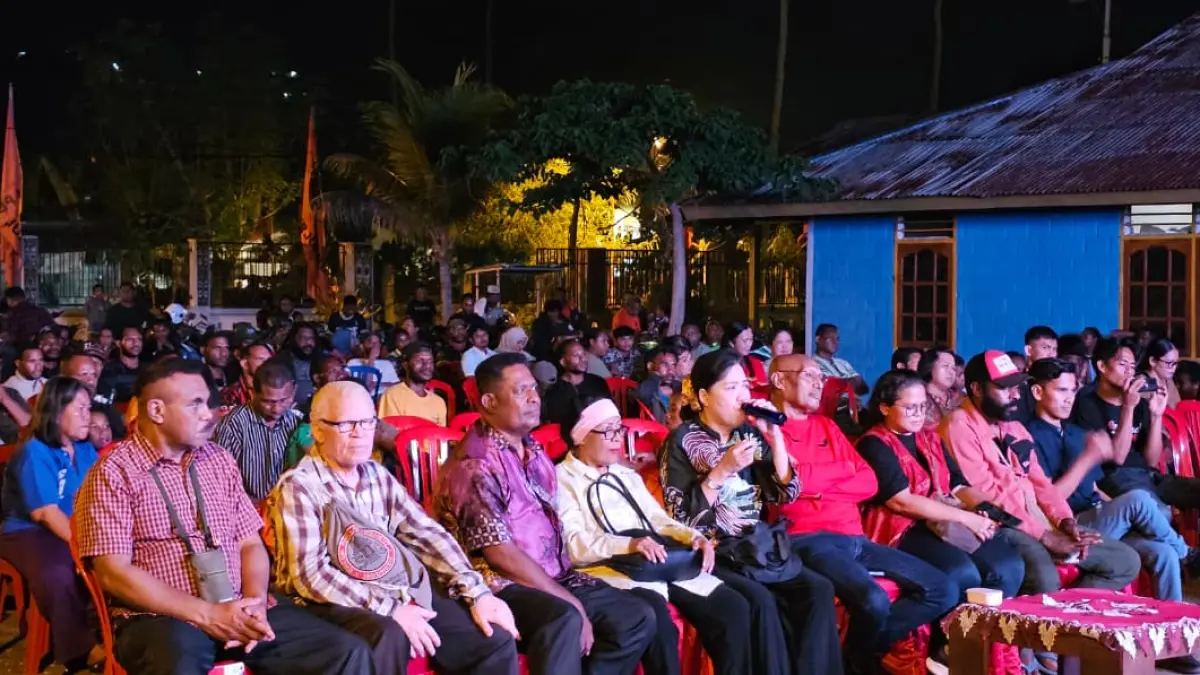 Ketua DPD PDI Perjuangan Provinsi Papua, Benhur Tomi Mano bersama ratusan masyarakat saat mengelar nonton bareng "Pesta Babi", Selasa (26/5/2026) malam. (CEPOSONLINE.COM/HANS PALEN).