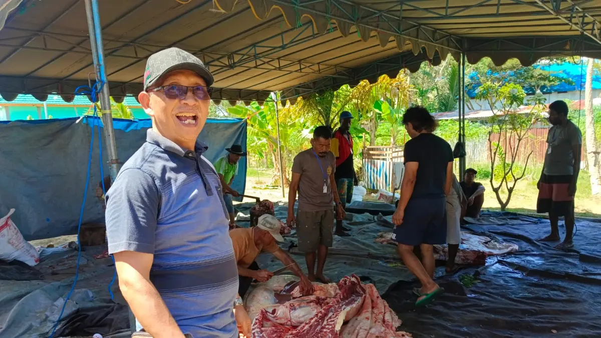 Ketua DPW LDII Papua Selatan H. Muh. Bahroni saat menyaksikan sapi kurban yang sedang dipotong-potong untuk selanjutnya dipaketkan, Rabu (27/5/2026) &nbsp;
(Sulo/Ceposonline.com) &nbsp; &nbsp;