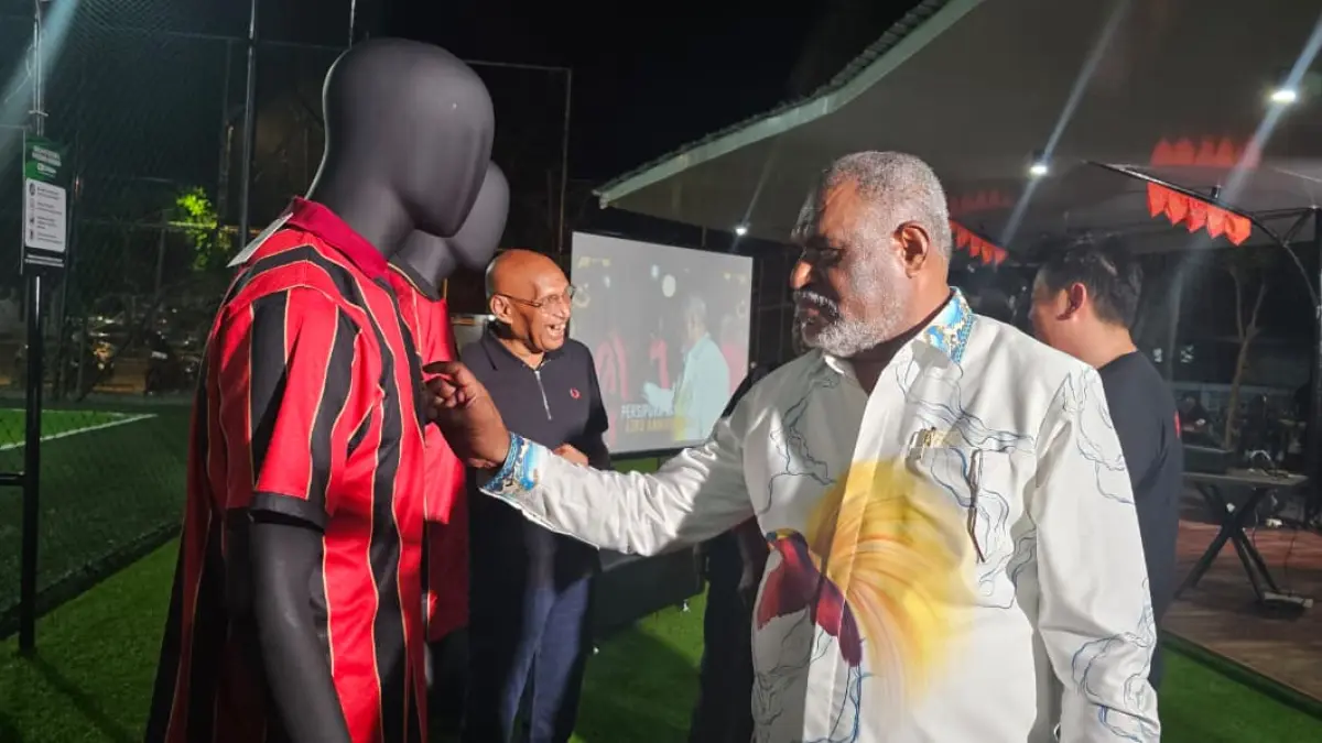 Ketua Harian Persipura, Abisai Rollo saat melihat jersey baru Persipura. (CEPOSONLINE.COM/HANS PALEN).