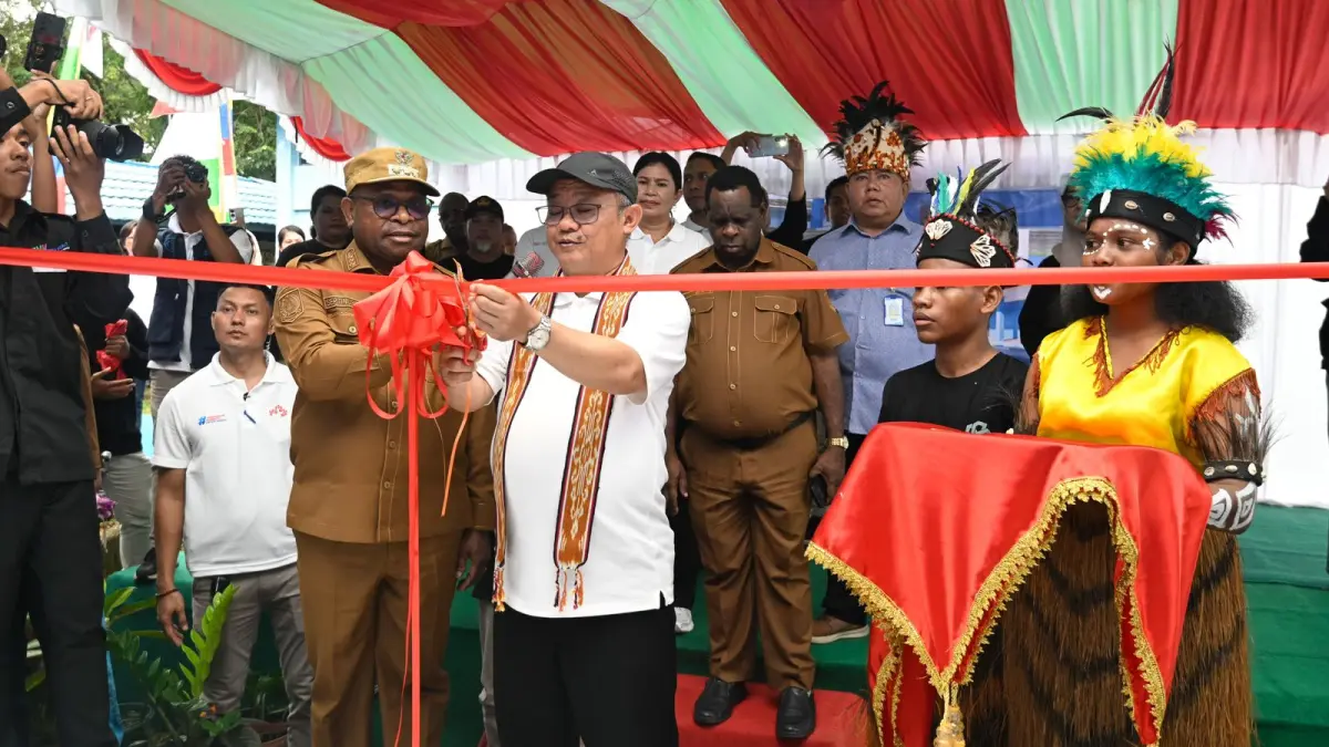Mendikdasmen saat peresmian di SMK Negeri 1 Kota Sorong, Papua Barat Daya, Rabu (27/5). (CEPOSONLINE.COM/FAUZIA) 