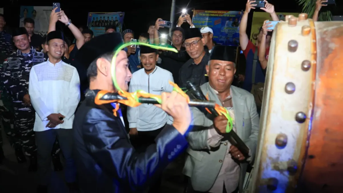 Mewakili Gubernur Papua Selatan, Asisten II Setda Papua Selatan Sunarjo saat menabuh gemah takbir keliling Idul Adha 1447 Hijriah &nbsp;di halaman Masjid Raya Al-Aqsa Merauke, Selasa (25/5/2026) malam.&nbsp;

(Sulo/Ceposonline.com) &nbsp; &nbsp; &nbsp;