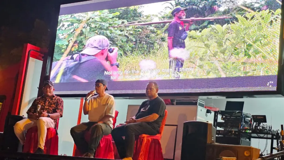 Praktisi hukum sekaligus Wakil Ketua DPD PDI Perjuangan Provinsi Papua, Bahar Farawowan dalam diskusi publik usai nonton &nbsp;bareng Pesta Babi di Jayapura, Selasa (26/5/2026). (CEPOSONLINE.COM/HANS PALEN)