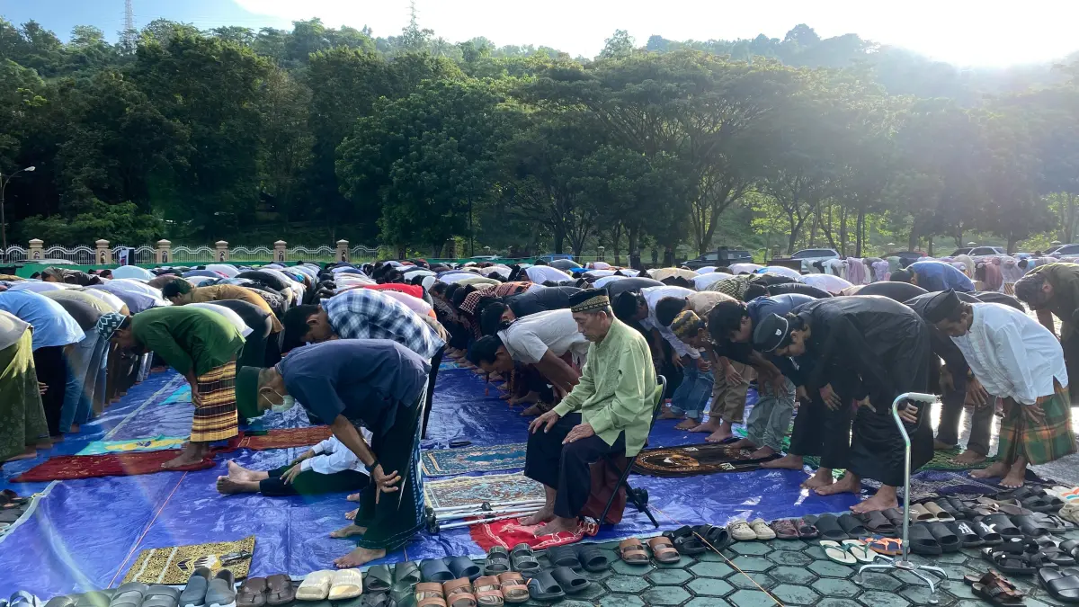Umat LDII Papua saat melaksanakan shalat Idul Adha di halaman Kantor Otonom Kotaraja, Abepura, berlangsung dengan sangat khusyuk dan tertib, Rabu (27/5/3026)
