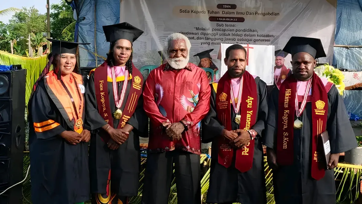 
Wakil gubernur Papua Selatan Paskalis Imadawa saat hadiri syukuran wisuda sarjana 4 anak asli Papua dari Pegunungan Tengah di Gereja Baptis Harapan Merauke, Selasa (26/5/2026).

(Humas Biro Umum Papsel/Ceposonline.com) 