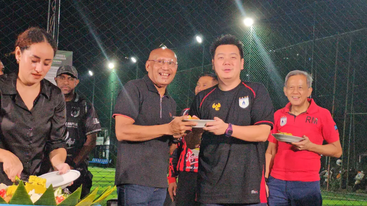 BTM bersama dengan Manajer Persipura, Owen Rahadiyan di acara HUT ke-63 tahun Persipura. (CEPOSONLINE.COM/HANS PALEN)