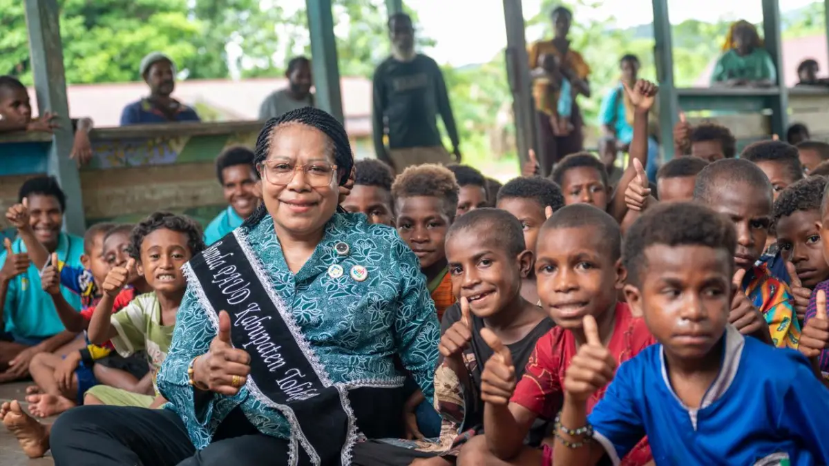Bunda PAUD Kabupaten Tolikara, Ny. Elisabeth Y. Flassy Wandik saat kunjungan di Distrik Douw, salah satu wilayah Terpencil Kabupaten Tolikara, Rabu (27/5/2026).&nbsp;