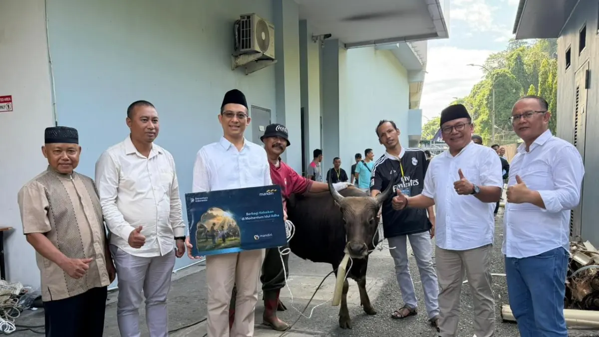 Regional CEO Bank Mandiri Region XII/Papua, Antonius Budi Setiawan, menyerahkan hewan kurban dalam rangka Hari Raya Iduladha 1447 Hijriah. Sebanyak 12 ekor hewan kurban didistribusikan kepada masyarakat di sekitar lingkungan kantor region, Rabu (27/5/2026).(Ceposonline.com/istimewa)