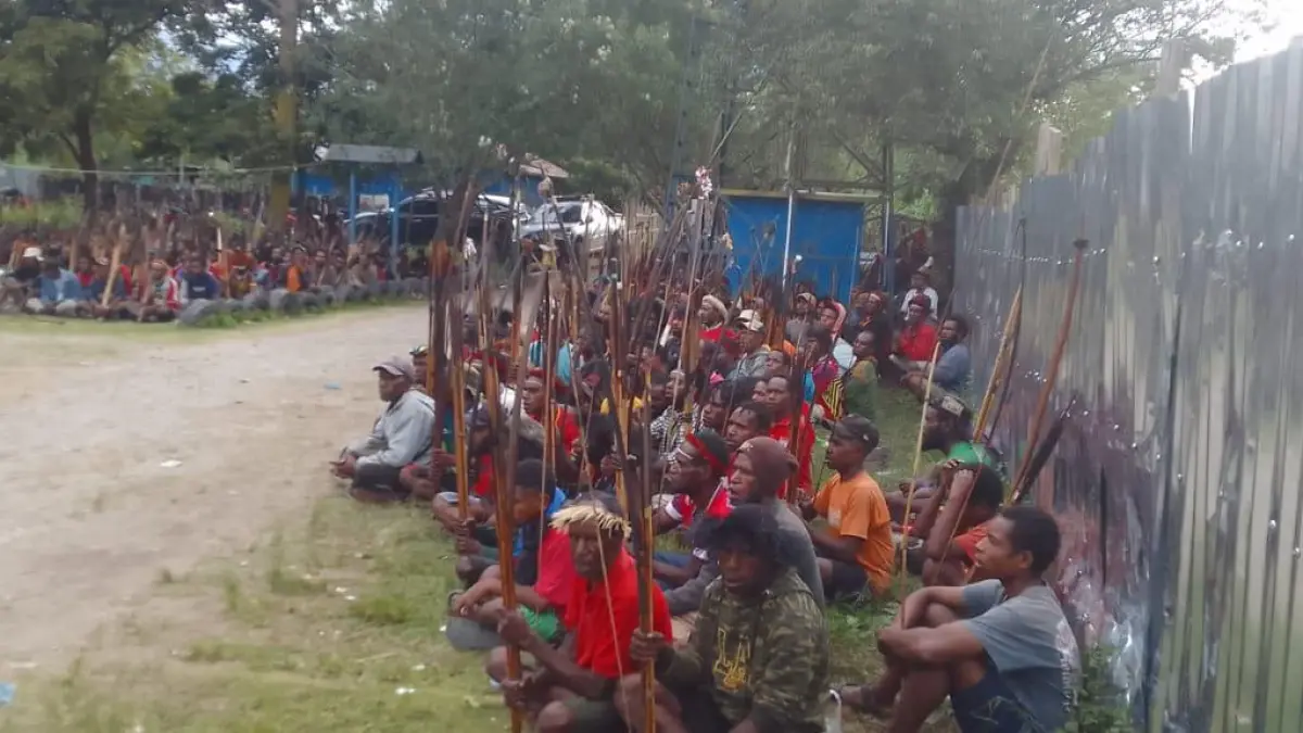 Massa dari Wouma Kurima saat mengikuti prosesi bakar batu sebagai simbol pelepasan tali panah dan tanda kembali ke daerah masing-masing, Kamis (28/5/2026). (Deni Tonjauw/Ceposonline.com)