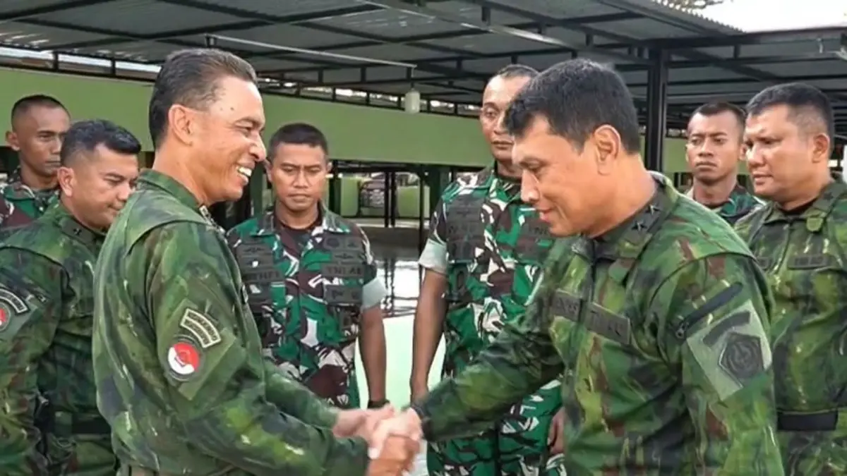 Panglima Kogabwilhan III Letjen TNI Lucky Avianto (tengah) berbincang dengan prajurit usai Salat Iduladha dan penyerahan hewan kurban di Masjid An-Nur Mayon Batalyon 754, Timika, Papua Tengah. (Ceposonline.com/Dokumen)