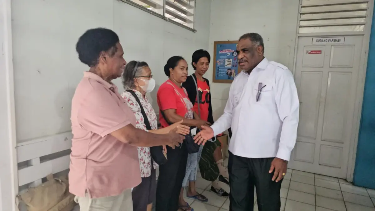 Wali Kota Jayapura, Abisai Rollo saat &nbsp;berbincang dengan pasien yang datang berobat di Puskesmas Kotaraja disela-sela sidangnya baru-baru ini. (CEPOSONLINE.COM/HANS PALEN)