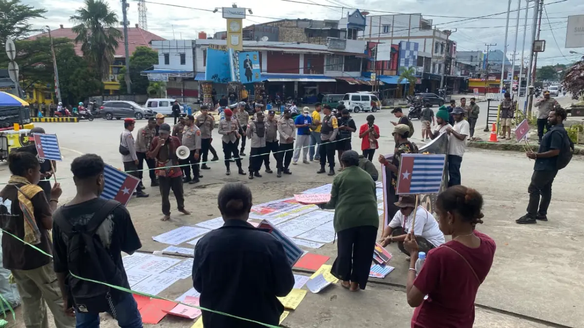 Aliansi Selamatkan Tanah Air saat mengelar aksi mimbar bebas di lingkaran Abepura dengan pengawalan ketat aparat kepolisian, Jumat (29/5/2026). (CEPOSONLINE.COM/JIMI) 