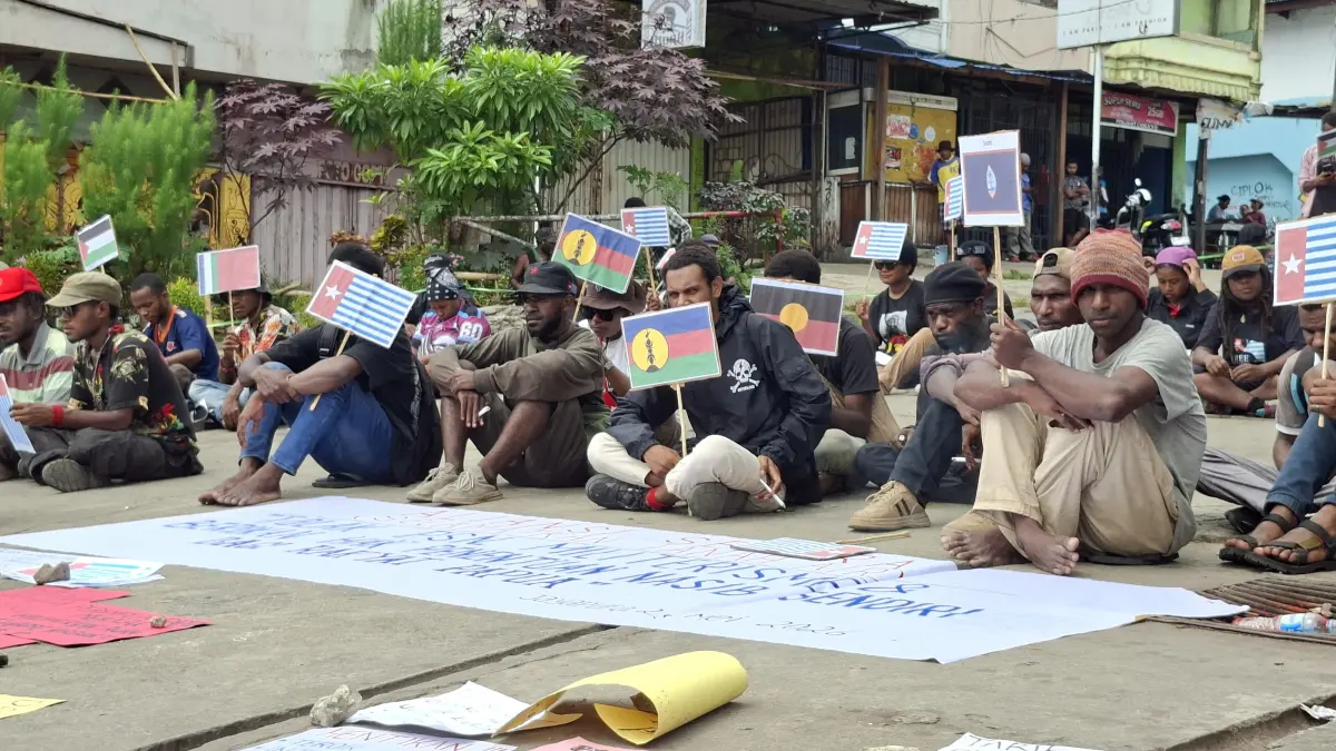 Aliansi Selamatkan Tanah Air saat menggelar aksi mimbar bebas di lingkaran Abepura dengan pengawalan ketat aparat kepolisian, Jumat (29/5/2026). (CEPOSONLINE.COM/JIMMI) 