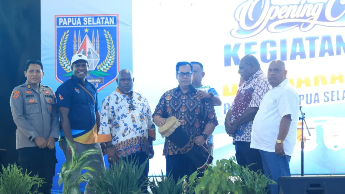 Asisten I Bidang Pemerintahan dan Kesejahteraan Rakyat Setda Provinsi Papua Selatan, Agustinus Joko Guritno mewakili Gubernur Apolo Safanpo saat &nbsp;membuka MBS di Taman Mandala Merauke, Kamis (28/5/2026).
(Sulo/Ceposonline.com) &nbsp;