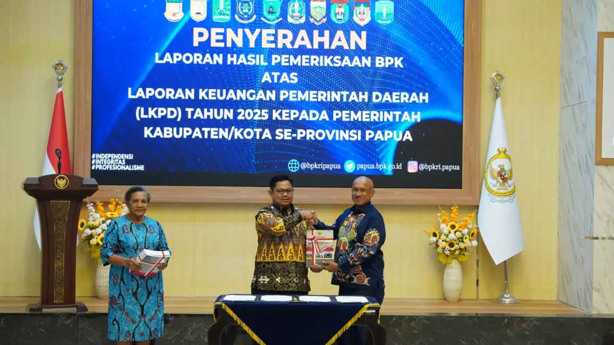 Bupati Biak Numfor Markus O. Mansnembra, SH.,MM ketika menerima LHP tahun 2025 dari Kepala BPK Perwakilan Provinsi Papua, Bhuono Agung Nugroho, S.E., M.Si., Ak., CA, ACPA, CertDA, di Jalan Balai Kota Jayapura, &nbsp;Jumat (29/05/2026). (istimewa/ceposonline.com)