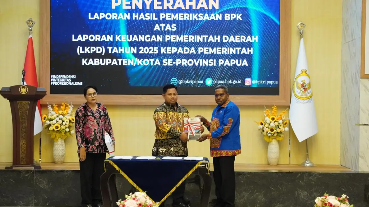 Bupati Waropen, FX Motte ketika menerima opini WTP. (CEPOSONLINE.COM/ISMAIL) 