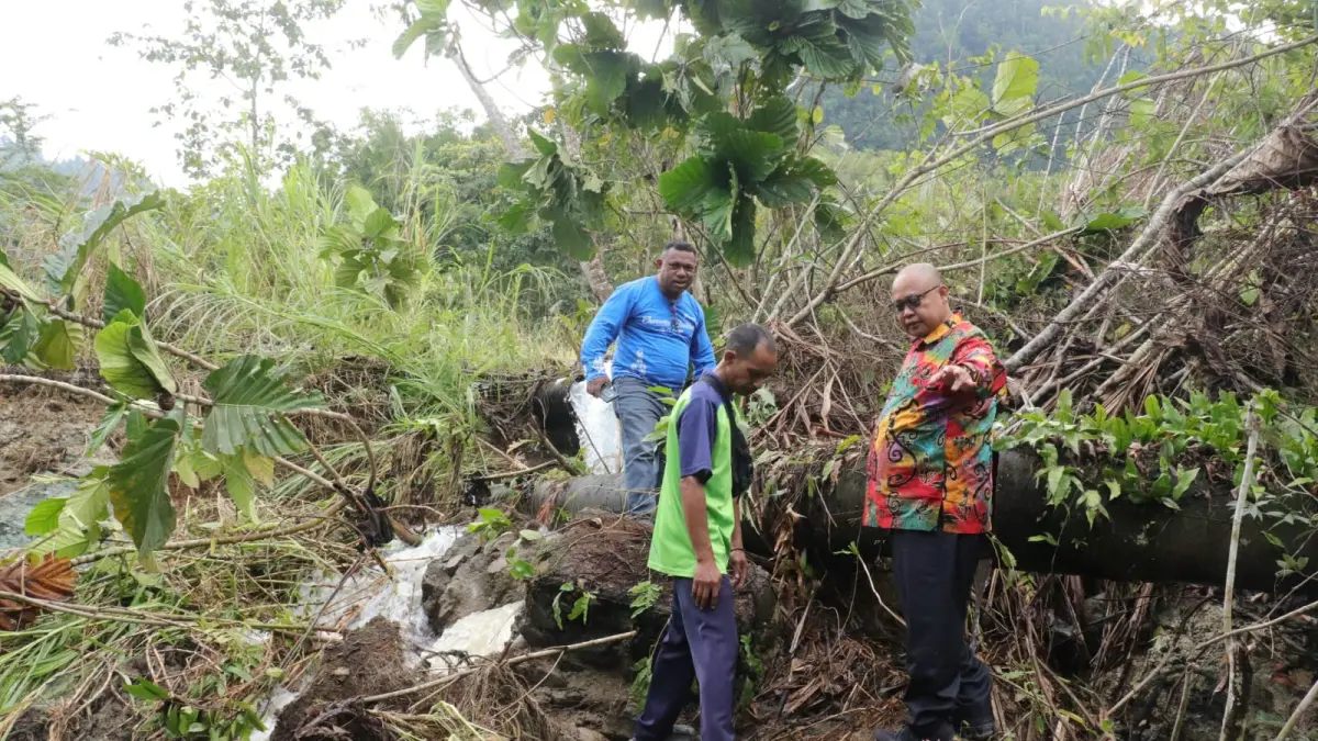 Direktur Utama PTAM Jayapura &nbsp;Entis Sutisna bersama Direktur Teknik Yan Nasadit langsung turun meninjau lokasi kerusakan bersama tim teknik untuk memastikan langkah penanganan darurat. Jumat (29/5/2026). (Ceposonline.com/Humas PTAMJ For Cepos)