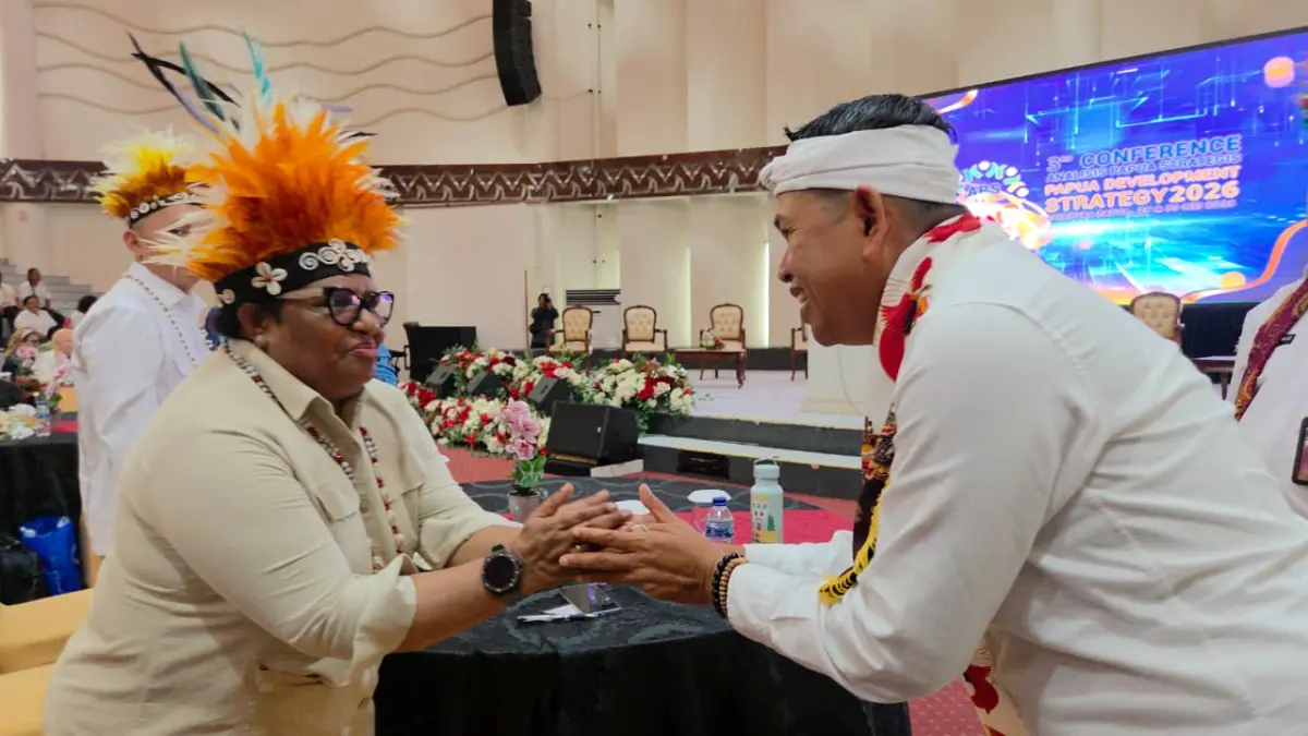 Gubernur Jawa Barat Dedi Mulyadi saat bersalaman dengan Wamendagri Ribka Haluk dikegiatan Konferensi APS III Tahun 2026, yang diselenggarakan di PYCH, Jumat (29/5/2026).(Ceposonline.com/Elfira).